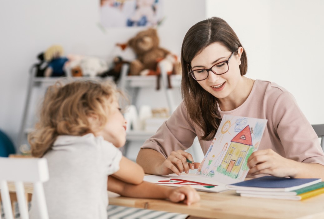 اختلال اوتیسم چیست؟ چه علائمی دارد و چگونه درمان می‌شود؟